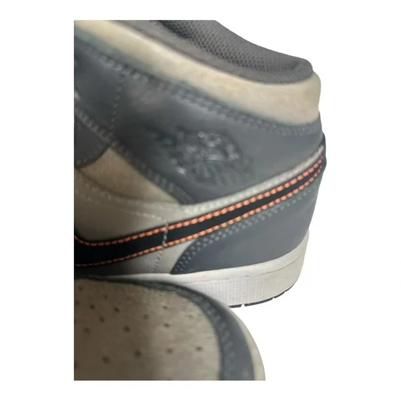 Nike Jordan 1 Mid SE Shoes Boys SZ. 5.5Y Black Grey Basketball Sneak. FQ8341-017